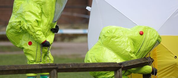 Especialistas de las unidades antiquímicas trabajan en relación con el caso Skripal en Salisbury (Reino Unido), el 8 de marzo de 2018 Especialistas de las unidades antiquímicas trabajan en relación con el caso Skripal en Salisbury (Reino Unido), el 8 de marzo de 2018 - Sputnik Mundo