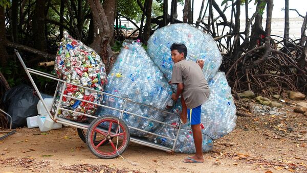 Un reciclador de plástico - Sputnik Mundo