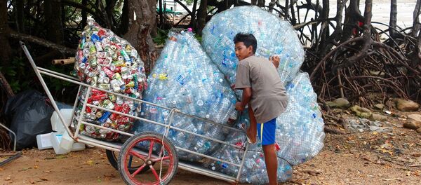 Un reciclador de plástico - Sputnik Mundo