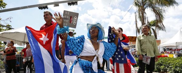 Cubanos bailan en Festival de la Calle Ocho de Miami Cubanos bailan en Festival de la Calle Ocho de Miami - Sputnik Mundo