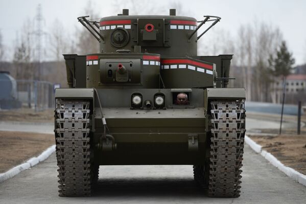 Los solemnes mamuts de Stalin,  un legendario tanque soviético recreado en los Urales - Sputnik Mundo