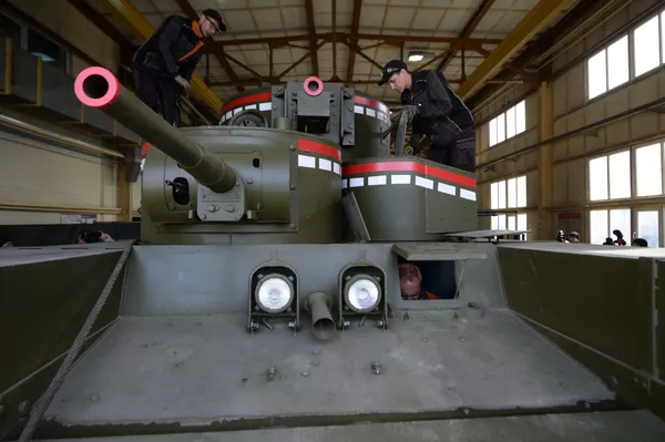 Los solemnes mamuts de Stalin, un legendario tanque soviético recreado en los Urales Los solemnes mamuts de Stalin, un legendario tanque soviético recreado en los Urales - Sputnik Mundo