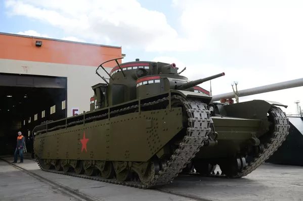 Los solemnes mamuts de Stalin, un legendario tanque soviético recreado en los Urales Los solemnes mamuts de Stalin, un legendario tanque soviético recreado en los Urales - Sputnik Mundo