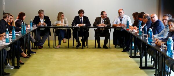 Carles Puigdemont, expresidente del Gobierno catalán y los diputados de Junts per Catalunya - Sputnik Mundo