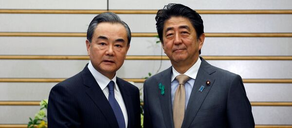 El Consejero de Estado chino, Wang Yi, se reúne con el Primer Ministro de Japón, Shinzo Abe - Sputnik Mundo