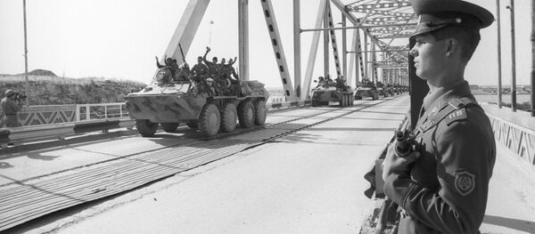 La primera columna de tropas soviéticas cruza la frontera soviético-afgana al volver a casa - Sputnik Mundo