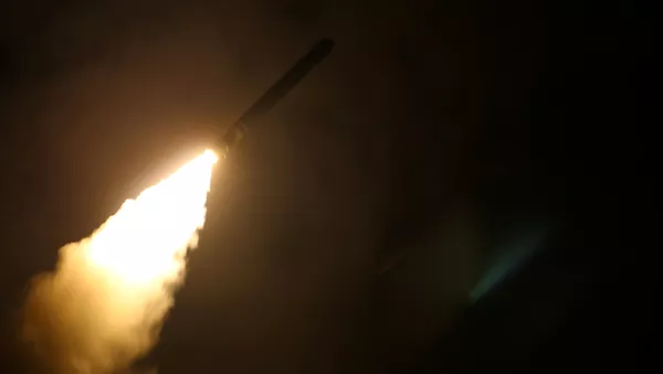 El destructor de misiles guiados USS Laboon dispara un misil de ataque terrestre Tomahawk en Siria el 14 de abril