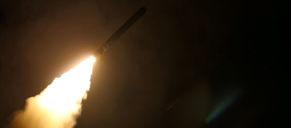 El destructor de misiles guiados USS Laboon dispara un misil de ataque terrestre Tomahawk en Siria el 14 de abril - Sputnik Mundo