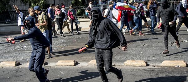 Enfrentamientos entre los manifestantes y la policía durante la marcha de estudiantes en Santiago, Chile - Sputnik Mundo