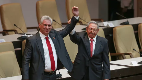 El nuevo presidente de Cuba, Miguel Díaz-Canel, junto con Raul Castro