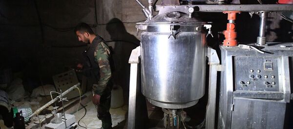 El laboratorio clandestino de los grupos combatientes que producían sustancias tóxicas y explosivos en el sótano de una de las casas en Duma. - Sputnik Mundo