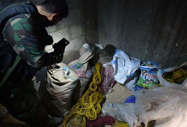 El laboratorio clandestino de los grupos combatientes que producían sustancias tóxicas y explosivos en el sótano de una de las casas en Duma. El laboratorio clandestino de los grupos combatientes que producían sustancias tóxicas y explosivos en el sótano de una de las casas en Duma. - Sputnik Mundo