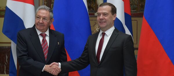 Raúl Castro, expresidente de Cuba y Dmitri Medvédev, el actual primer ministro de Rusia - Sputnik Mundo