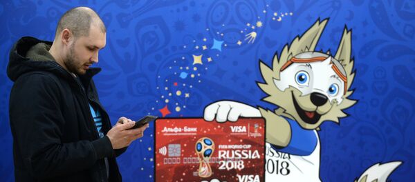 Un hincha y Zabivaka, mascota del Mundial 2018 - Sputnik Mundo