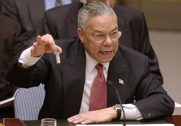 Colin Powell, secretario de Estado de EEUU entre 2001 y 2005, presenta ante la ONU una falsa muestra de ántrax como prueba del desarrollo de un programa de armas de destrucción masiva en Irak, 5 de febrero de 2003 Colin Powell, secretario de Estado de EEUU entre 2001 y 2005, presenta ante la ONU una falsa muestra de ántrax como prueba del desarrollo de un programa de armas de destrucción masiva en Irak, 5 de febrero de 2003 - Sputnik Mundo