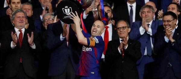 Andrés Iniesta, jugador del FC Barcelona, levantando la Copa del Rey - Sputnik Mundo
