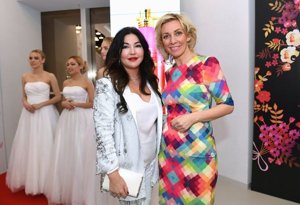 María Zajárova, portavoz de la Cancillería rusa, junto con la presentadora María Lemesheva en la fiesta White Party de The Hollywood Reporter. Festival Internacional de Cine de Moscú - Sputnik Mundo