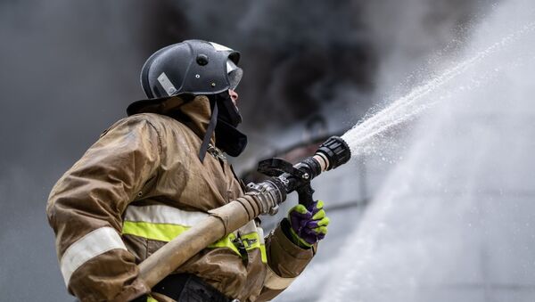 Un bombero, foto de archivo - Sputnik Mundo