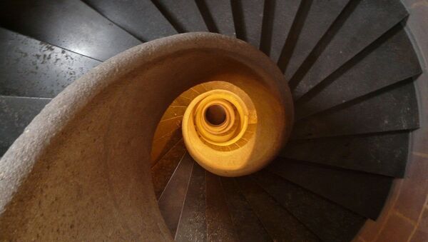 Una escalera, imagen referencial - Sputnik Mundo