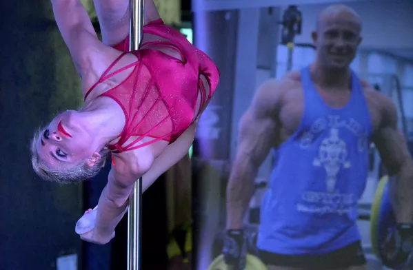 Baile en la barra: una mezcla de acrobacia, gimnasia y teatro - Sputnik Mundo