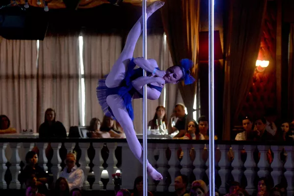 Baile en la barra: una mezcla de acrobacia, gimnasia y teatro - Sputnik Mundo