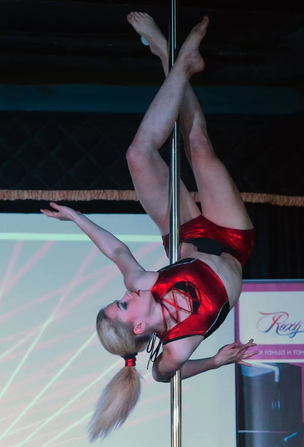 Baile en la barra: una mezcla de acrobacia, gimnasia y teatro - Sputnik Mundo