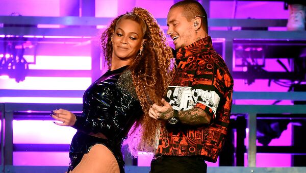 Los cantantes Beyoncé y J Balvin en su concierto en el festival Coachella - Sputnik Mundo