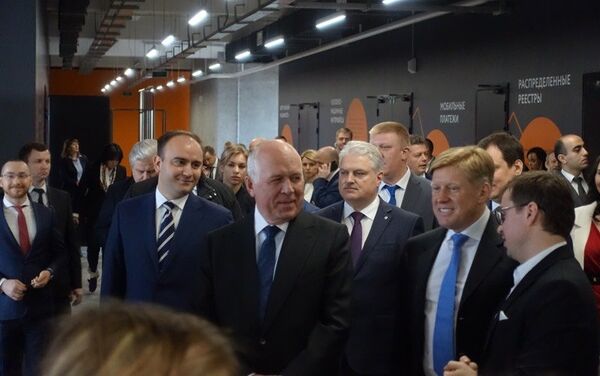 El director general de Rostec, Serguéi Chémezov (centro), durante la apertura del conjunto Oktava en Tula, Rusia El director general de Rostec, Serguéi Chémezov (centro), durante la apertura del conjunto Oktava en Tula, Rusia - Sputnik Mundo