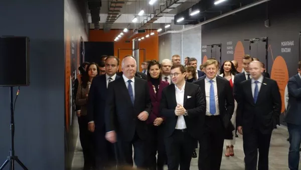 El director general de Rostec, Serguéi Chémezov (centro), durante la apertura del conjunto Oktava en Tula, Rusia