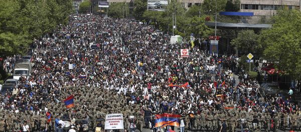 People march during a protest against the appointment of ex-president Serzh Sarksyan as the new prime minister in Yerevan, Armenia April 23, 2018 People march during a protest against the appointment of ex-president Serzh Sarksyan as the new prime minister in Yerevan, Armenia April 23, 2018 - Sputnik Mundo