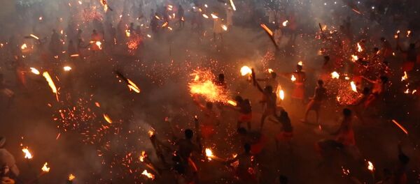Hindúes 'juegan con fuego' durante el tradicional festival religioso Agni Keli Hindúes 'juegan con fuego' durante el tradicional festival religioso Agni Keli - Sputnik Mundo