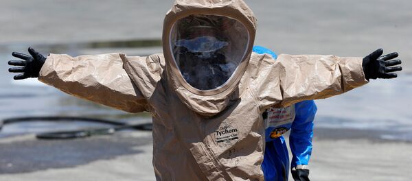 Un hombre en un traje de protección química (imagen referencial) Un hombre en un traje de protección química (imagen referencial) - Sputnik Mundo