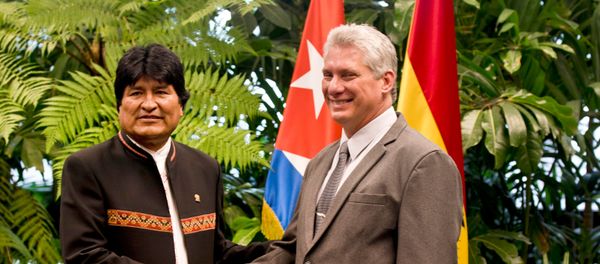 El presidente de Bolivia, Evo Morales, con su homólogo cubano Miguel Díaz-Canel El presidente de Bolivia, Evo Morales, con su homólogo cubano Miguel Díaz-Canel - Sputnik Mundo