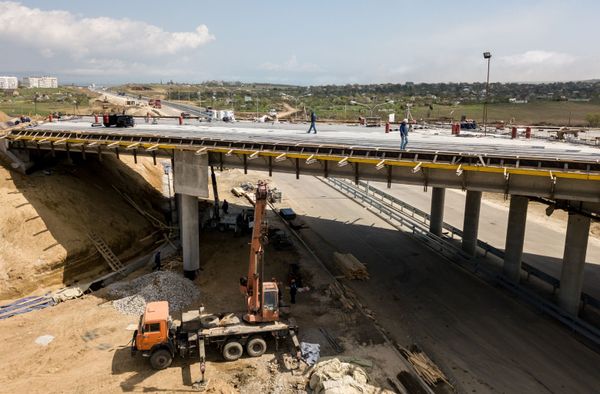 La construcción del acceso automovilístico al puente de Crimea La construcción del acceso automovilístico al puente de Crimea - Sputnik Mundo