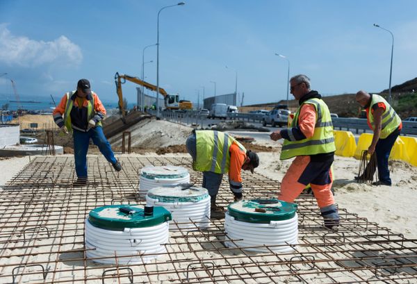 La construcción del acceso automovilístico al puente de Crimea La construcción del acceso automovilístico al puente de Crimea - Sputnik Mundo