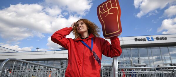 Una voluntaria durante el partido de prueba en el estadio de Volgogrado - Sputnik Mundo