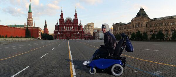 Una silla de ruedas de CaterWil, en medio de la Plaza Roja en Moscú - Sputnik Mundo