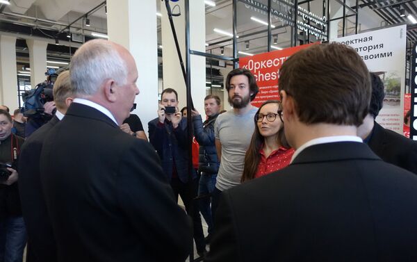 El director general de Rostec, Serguéi Chemezov, habla con los integrantes del proyecto Oktava - Sputnik Mundo