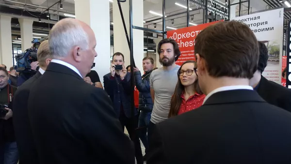 El director general de Rostec, Serguéi Chemezov, habla con los integrantes del proyecto Oktava