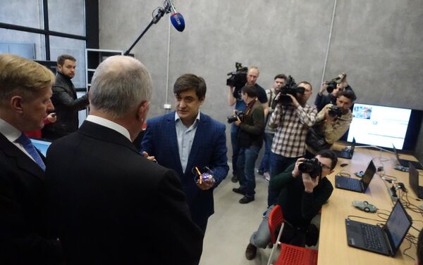 El director general de Rostec, Serguéi Chemezov, habla con los integrantes del proyecto Oktava - Sputnik Mundo