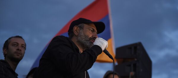 El diputado opositor Nikol Pashinián El diputado opositor Nikol Pashinián - Sputnik Mundo