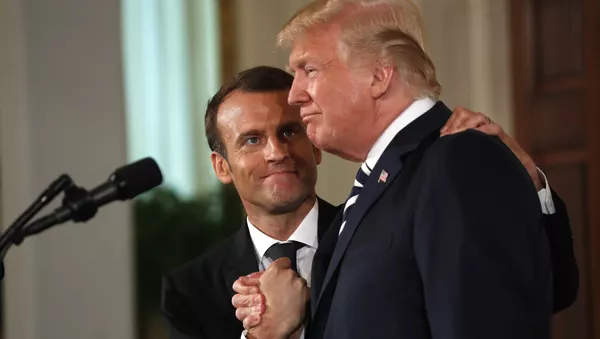 El presidente de Francia, Emmanuel Macron, y su homólogo estadounidense, Donald Trump - Sputnik Mundo