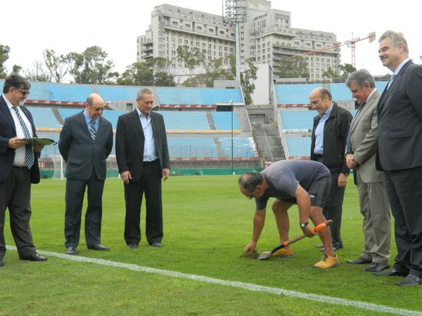 De izquierda a derecha: Mario Romano (director general de la Comisión Administradora Field Oficial), Alfredo Etchandy (Subsecretario Nacional de Deportes), Gerardo Bleier (vicepresidente Instituto Bering-Bellingshausen para las Américas), Daniel Martínez (intendente de Montevideo), Wilmer Valdez (presidente de la Asociación Uruguaya de Fútbol) y Nikolái Sofinski (embajador de Rusia en Uruguay) - Sputnik Mundo