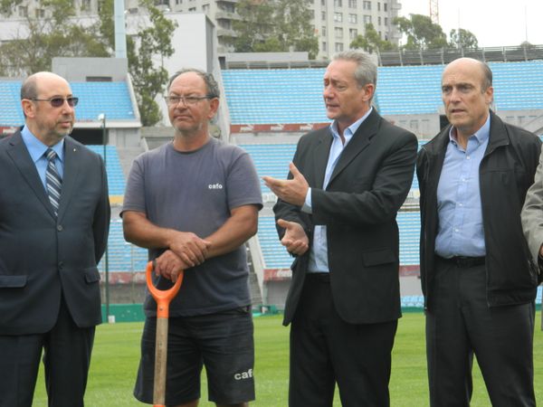 El vicepresidente Instituto Bering-Bellingshausen para las Américas, Gerardo Bleier, haciendo uso de la palabra durante la ceremonia. A su derecha, el intendente de Montevideo, Daniel Martínez - Sputnik Mundo