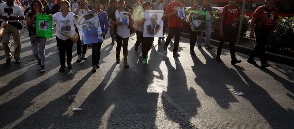 Marcha en Ciudad de México por el asesinato de los estudiantes de cine - Sputnik Mundo
