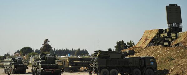 Sistema de defensa antiaérea Pantsir-S en la base militar rusa en Hmeymim en Siria Sistema de defensa antiaérea Pantsir-S en la base militar rusa en Hmeymim en Siria - Sputnik Mundo