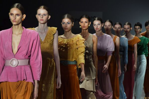 La diversa belleza de las mujeres brasileñas en la Semana de la Moda de Sao Paulo - Sputnik Mundo