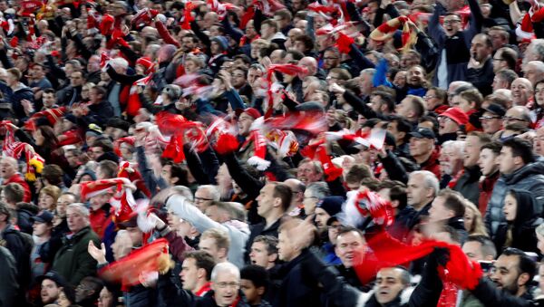 Hinchas de Liverpool durante el partido Liverpool-Roma - Sputnik Mundo