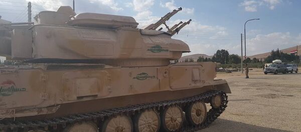 El blindado antiaéreo soviético ZSU-23-4, apodado 'la trilladora infernal', entre los vehículos cedidos por los grupos armados en Al Qalamun Oriental - Sputnik Mundo
