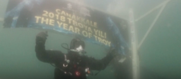 El buzo turco Cem Karabay rompió el récord mundial de buceo más largo en mar abierto en aguas frías - Sputnik Mundo